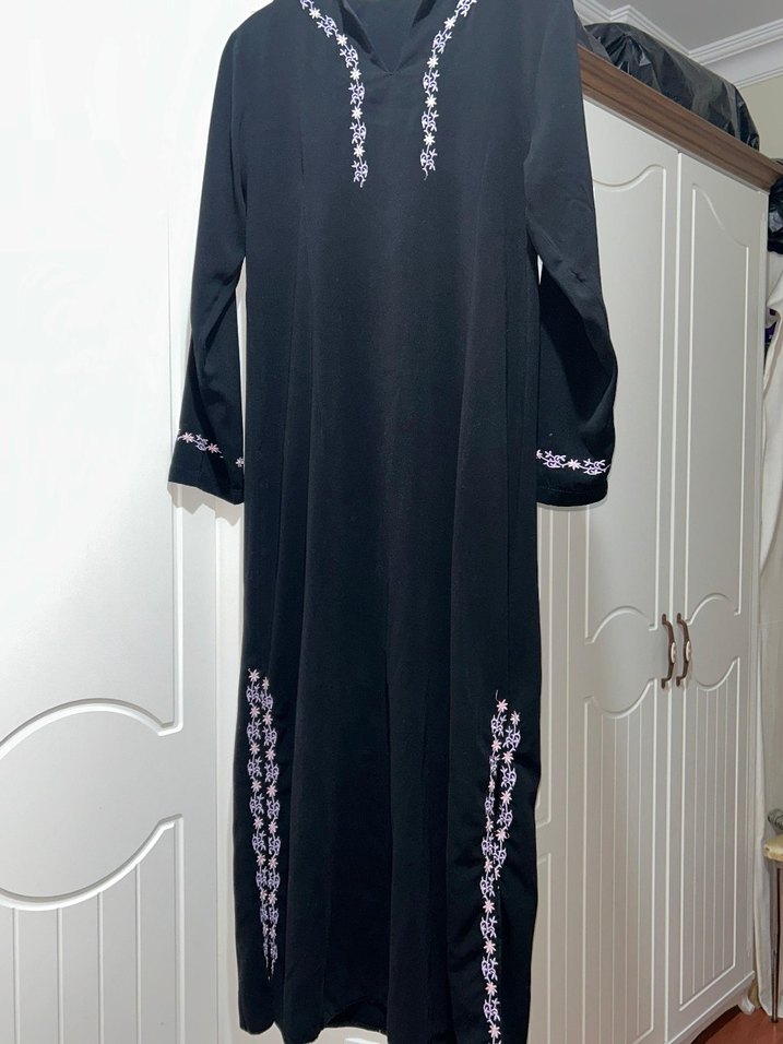 Nakış Detaylı Siyah V Yakalı Uzun Elbise - Görsel 5