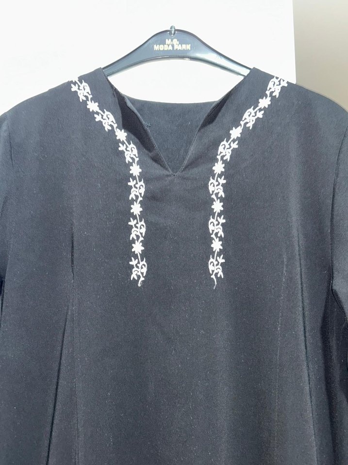 Nakış Detaylı Siyah V Yakalı Uzun Elbise - Görsel 2