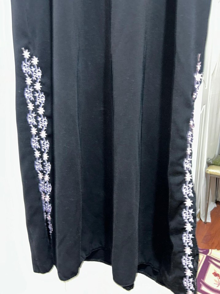 Nakış Detaylı Siyah V Yakalı Uzun Elbise - Görsel 3