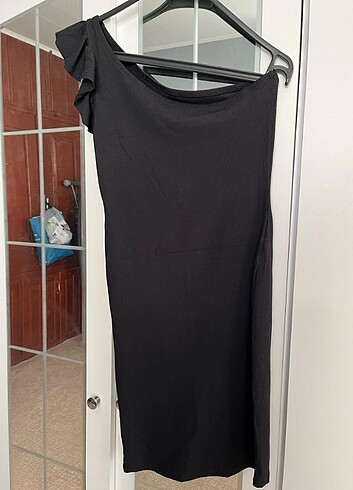m Beden siyah Renk Bershka Tek omuz siyah elbise