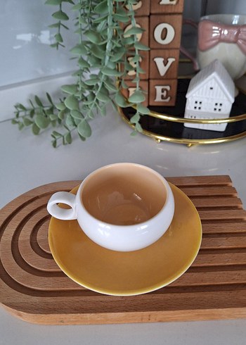 Bej ve Pastel Sarı Fincan ve Tabak