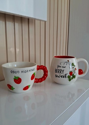 Renkli Kulp Detaylı Beyaz Çilek Desenli Kupa