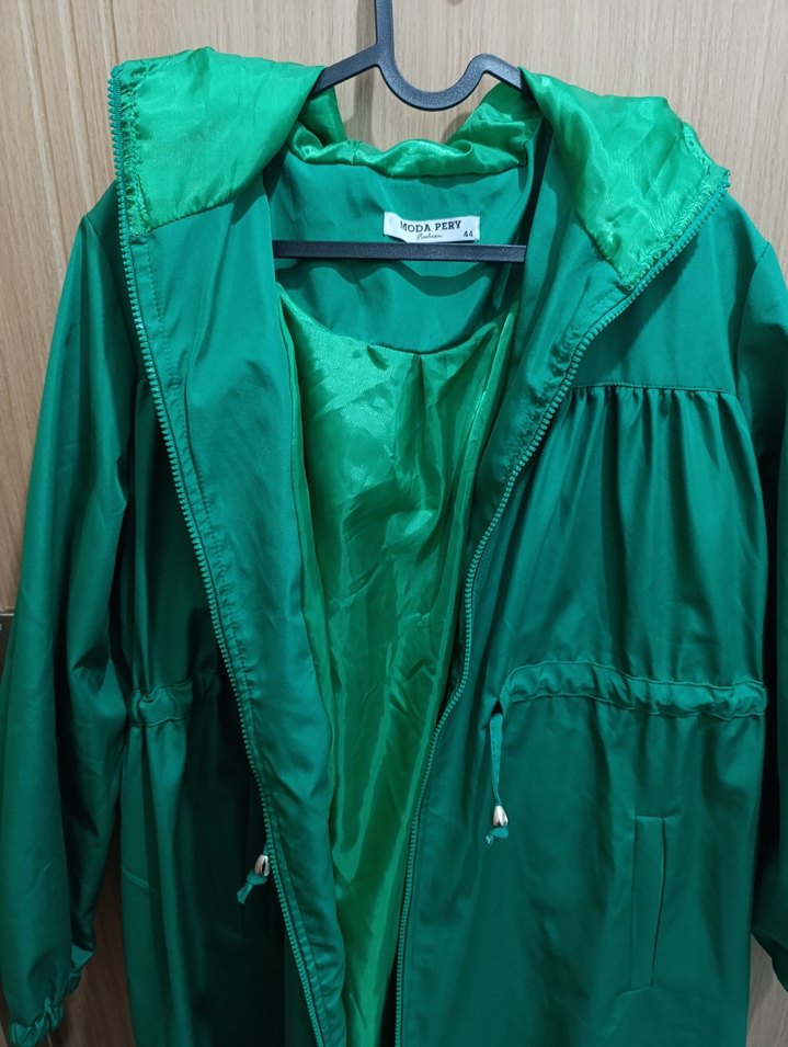 Uzun Yeşil Kadın Yağmurluk Kapüşonlu - Görsel 4