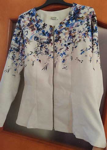 Çiçek Desenli Beyaz Kısa Blazer Ceket - Görsel 3