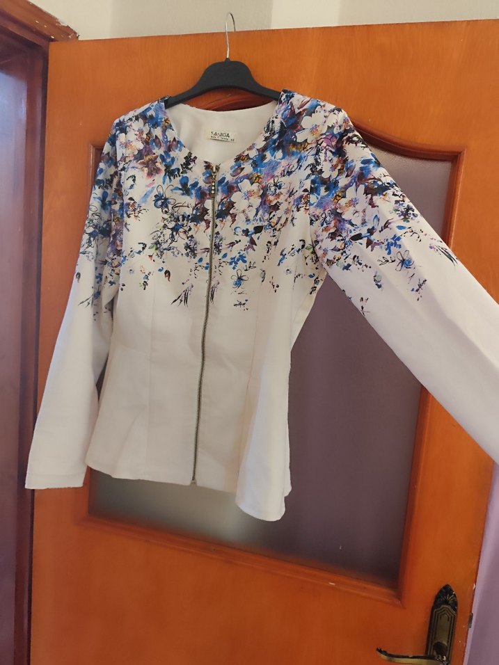 Çiçek Desenli Beyaz Kısa Blazer Ceket - Görsel 2