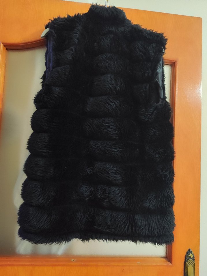 Siyah Kürklü Yüksek Yakalı Kadın Yelek - Görsel 3