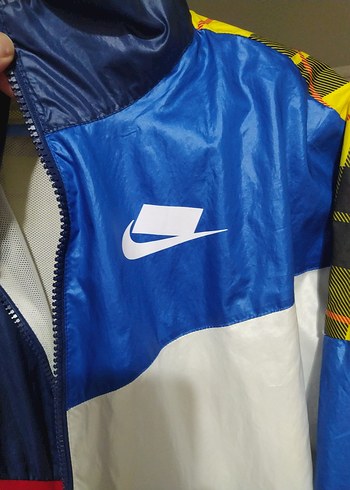 xs Beden Renkli Orjinal Nike marka Yağmurluk ve Rüzgarlık tertemiz
