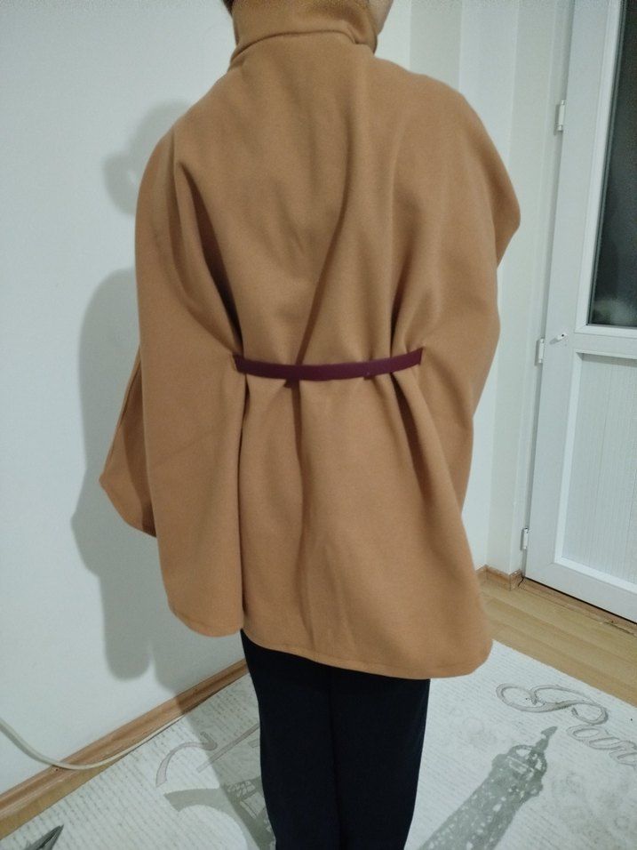 Bej Yüksek Yakalı Kadın Panço - Görsel 3