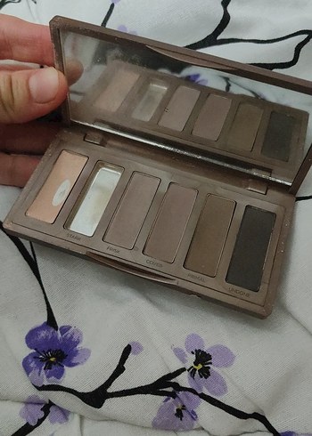 Bej ve Gri Tonlarında Göz Farı Paleti - Görsel 2