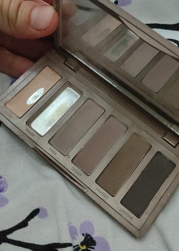 Bej ve Gri Tonlarında Göz Farı Paleti - Görsel 3