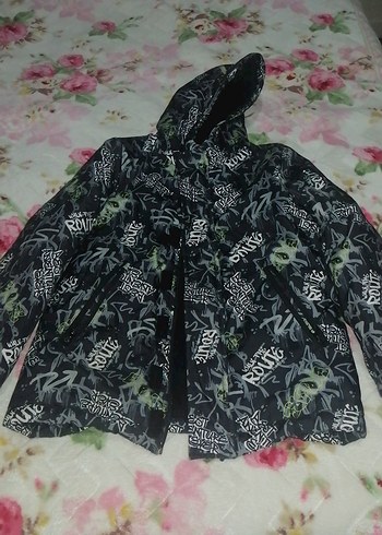 Kapüşonlu Siyah Baskılı Mont - Görsel 2