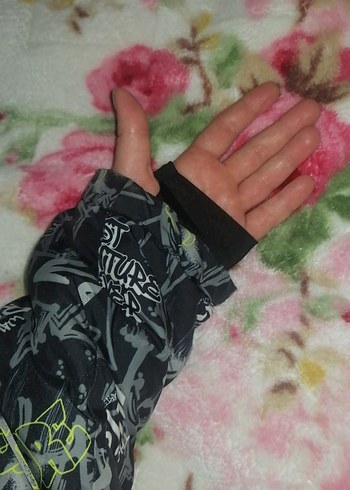 Kapüşonlu Siyah Baskılı Mont - Görsel 3