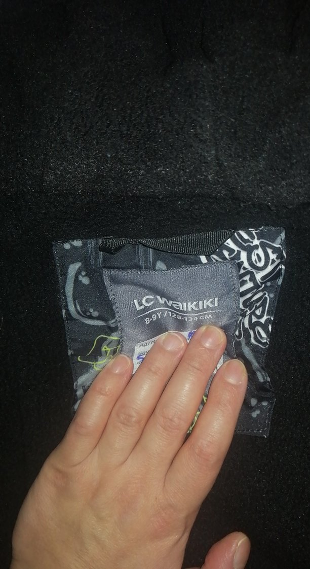 Kapüşonlu Siyah Baskılı Mont - Görsel 4