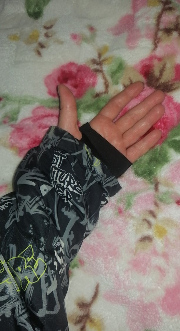 Kapüşonlu Siyah Baskılı Mont - Görsel 3