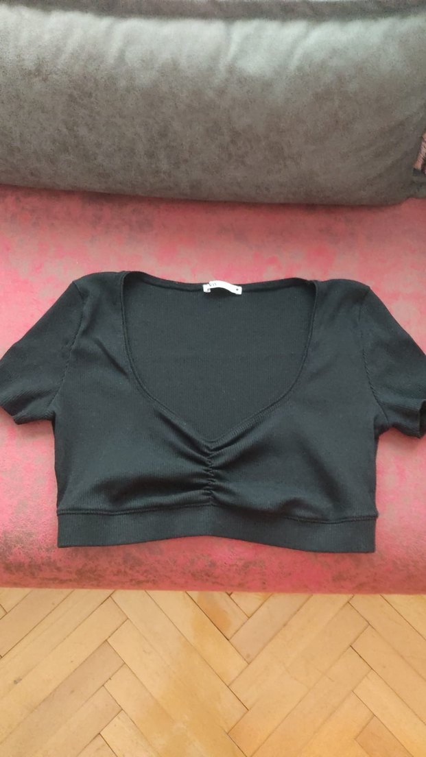 Siyah V Yaka Düğmeli Crop Top - Görsel 2