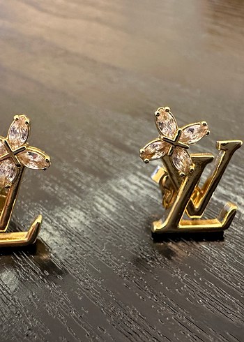 Louis Vuitton Benzeri Altın Renk Zincirli Kadın Kolye ve Küpe - Görsel 2