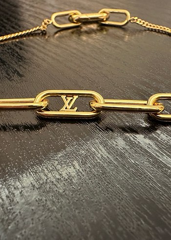 Louis Vuitton Benzeri Altın Renk Zincirli Kadın Kolye ve Küpe - Görsel 3