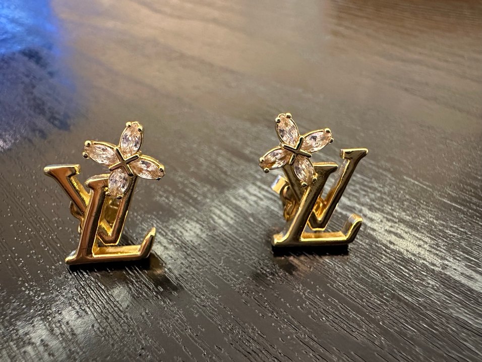 Louis Vuitton Benzeri Altın Renk Zincirli Kadın Kolye ve Küpe - Görsel 2