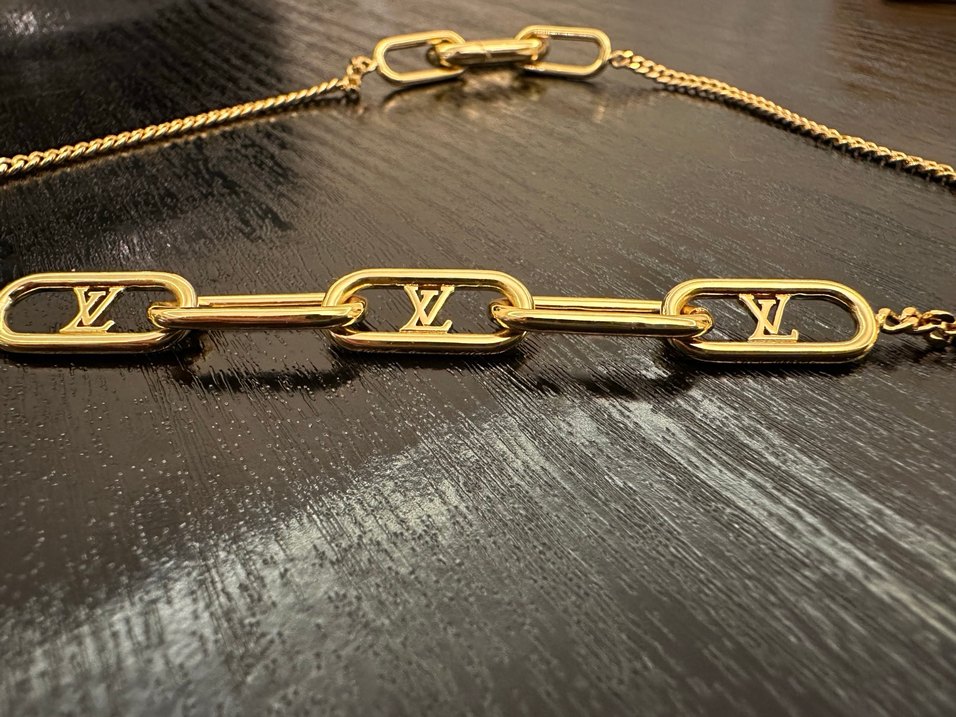 Louis Vuitton Benzeri Altın Renk Zincirli Kadın Kolye ve Küpe - Görsel 3