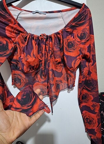 M beden asimetrik kesim tül crop bluz