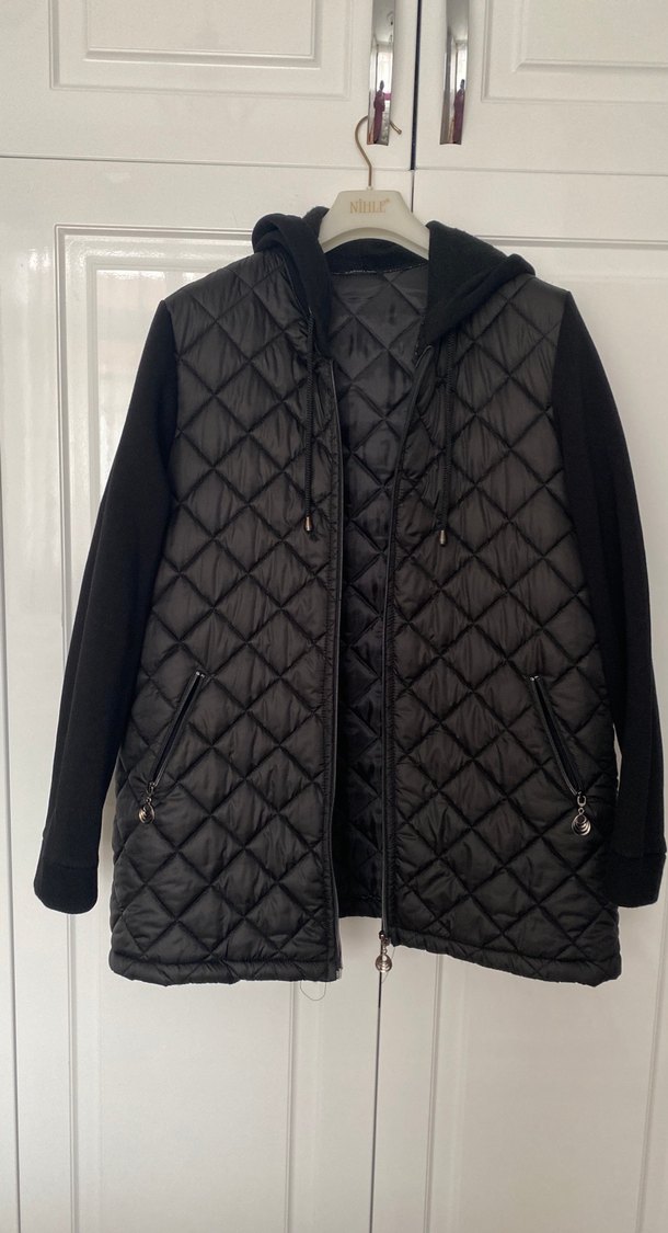 Siyah Kapüşonlu Kadın Mont - Görsel 2