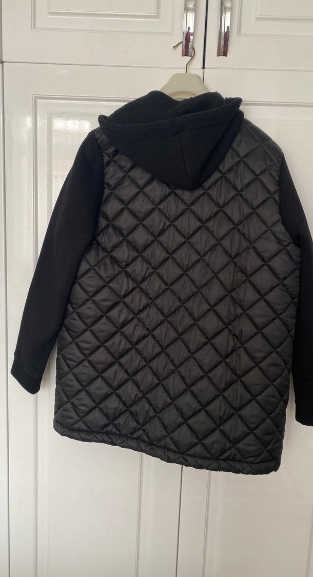 Siyah Kapüşonlu Kadın Mont - Görsel 4