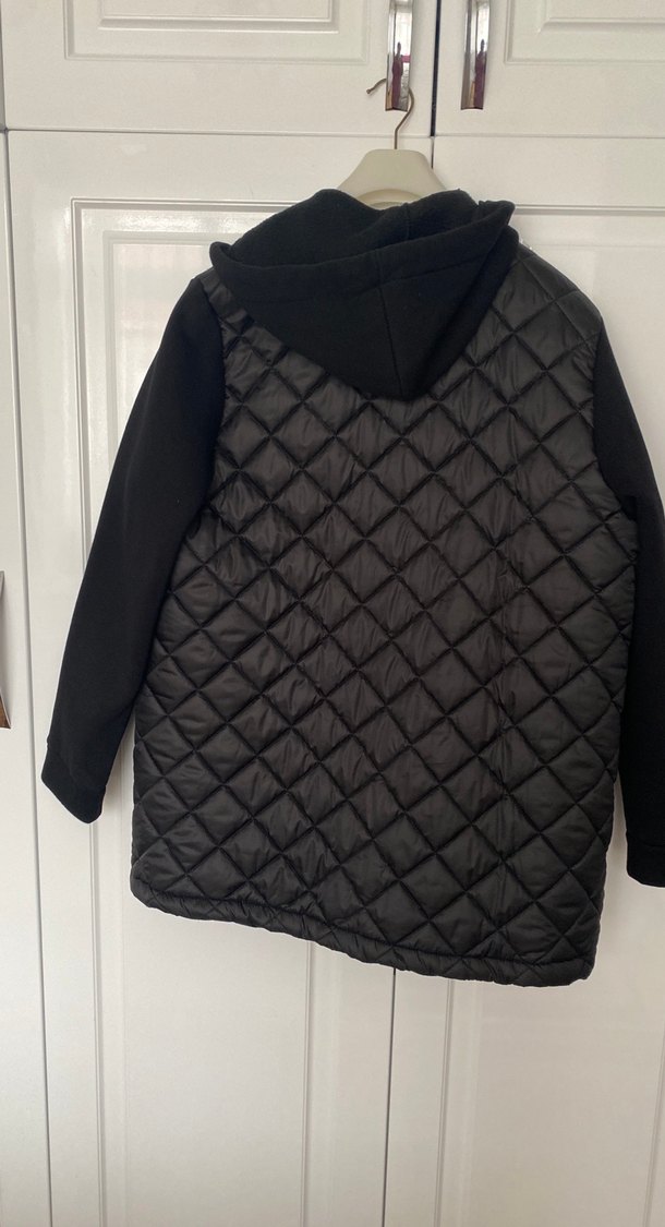 Siyah Kapüşonlu Kadın Mont - Görsel 3