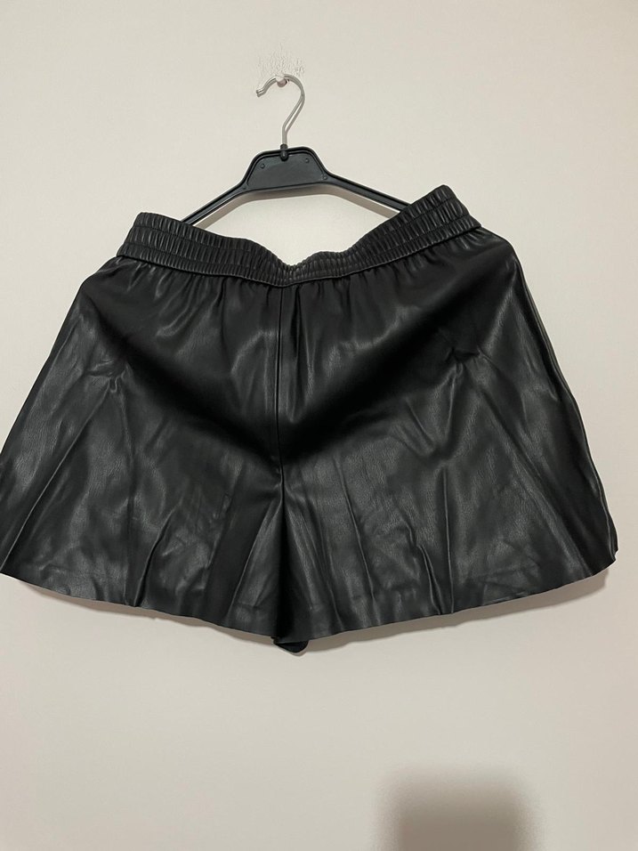 Zara Kadın Siyah Deri Mini Şort - Görsel 2