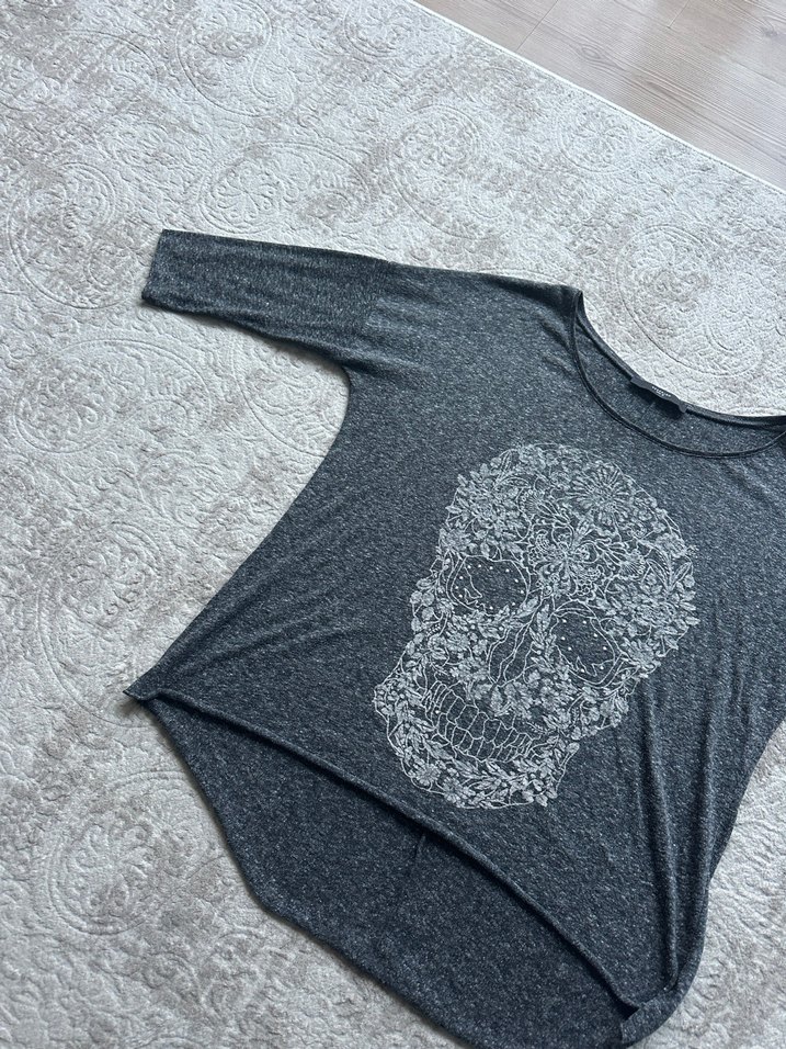 Gri Desenli Uzun Kollu Tişörtü - Görsel 3