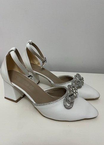 Taşlı Fiyonk Detaylı Beyaz Topuklu Ayakkabı - Görsel 3
