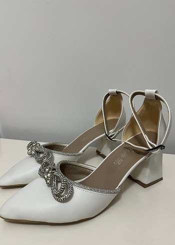 Taşlı Fiyonk Detaylı Beyaz Topuklu Ayakkabı - Görsel 2