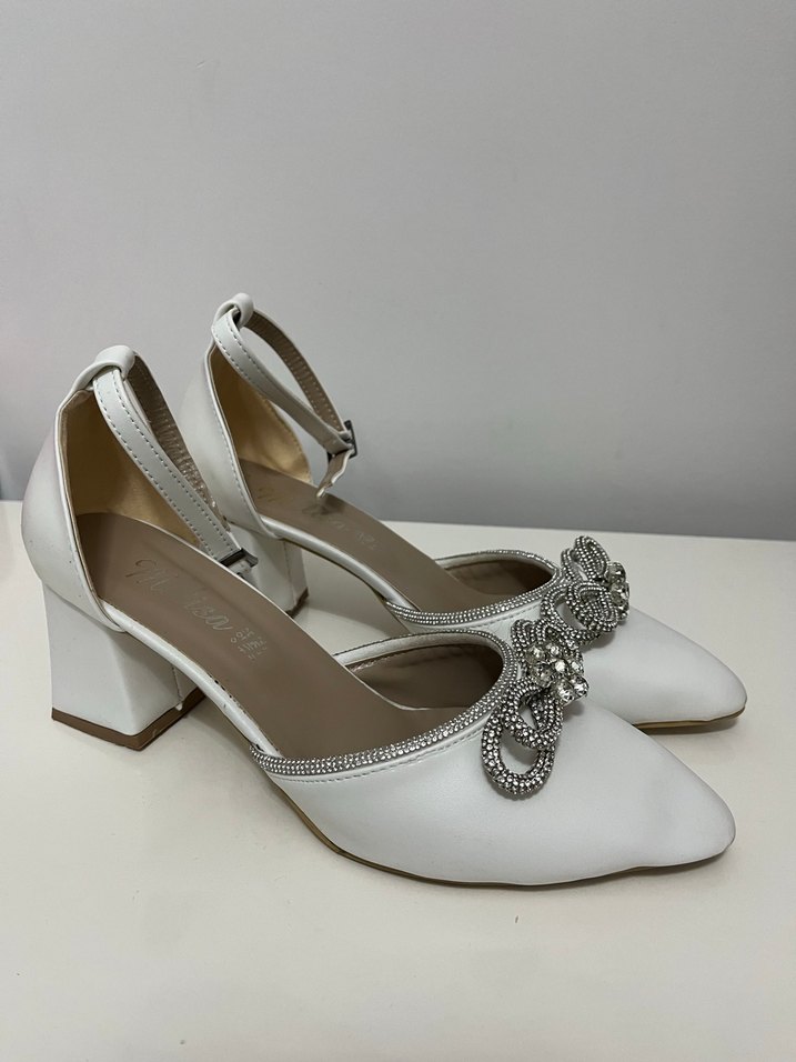 Taşlı Fiyonk Detaylı Beyaz Topuklu Ayakkabı - Görsel 3