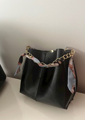 Zincir Detaylı Siyah Fularlı Kol Çantası - Görsel 2