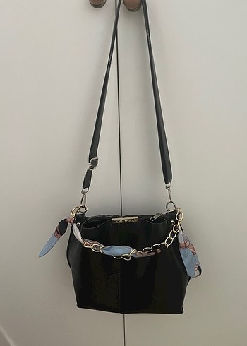 Zincir Detaylı Siyah Fularlı Kol Çantası - Görsel 3