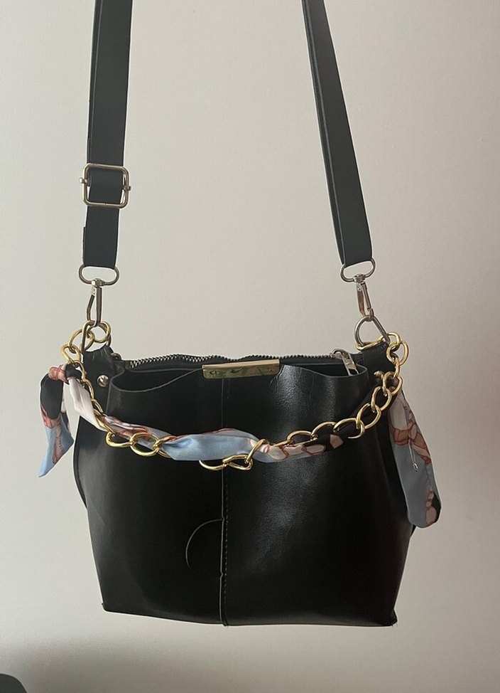 Zincir Detaylı Siyah Fularlı Kol Çantası - Görsel 4