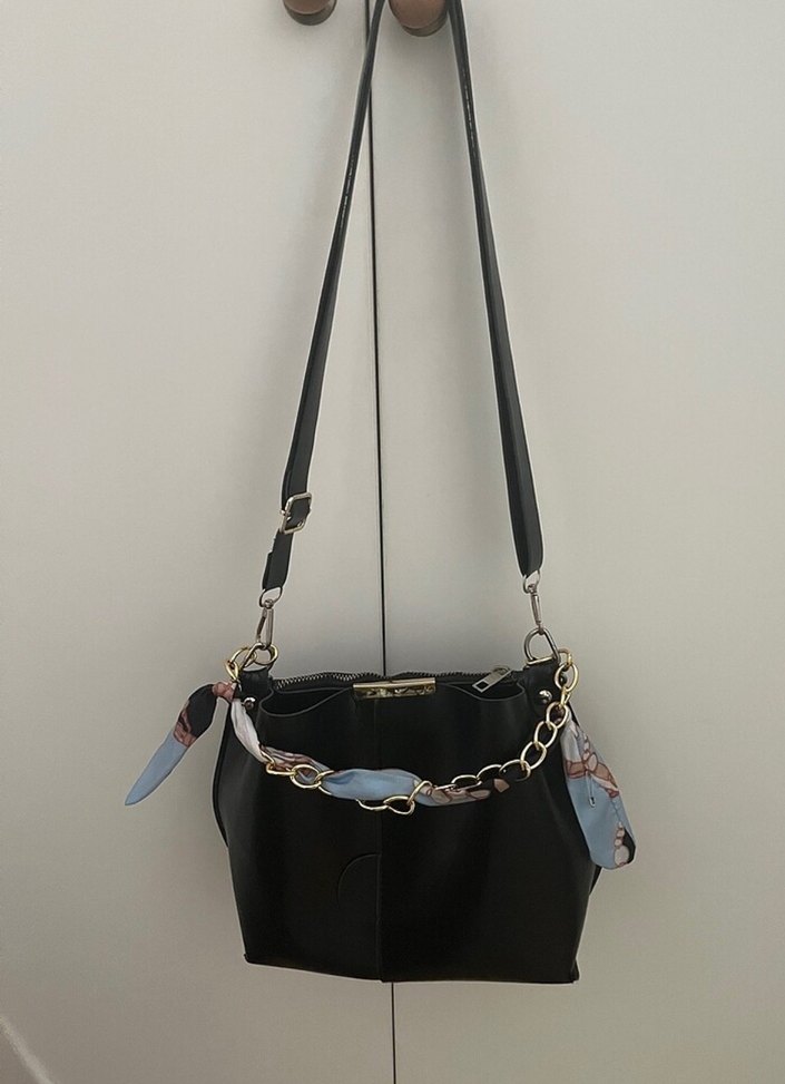 Zincir Detaylı Siyah Fularlı Kol Çantası - Görsel 3