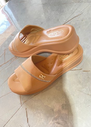 Bej Parlak Dolgu Topuklu Tokalı Kadın Terlik - Görsel 2