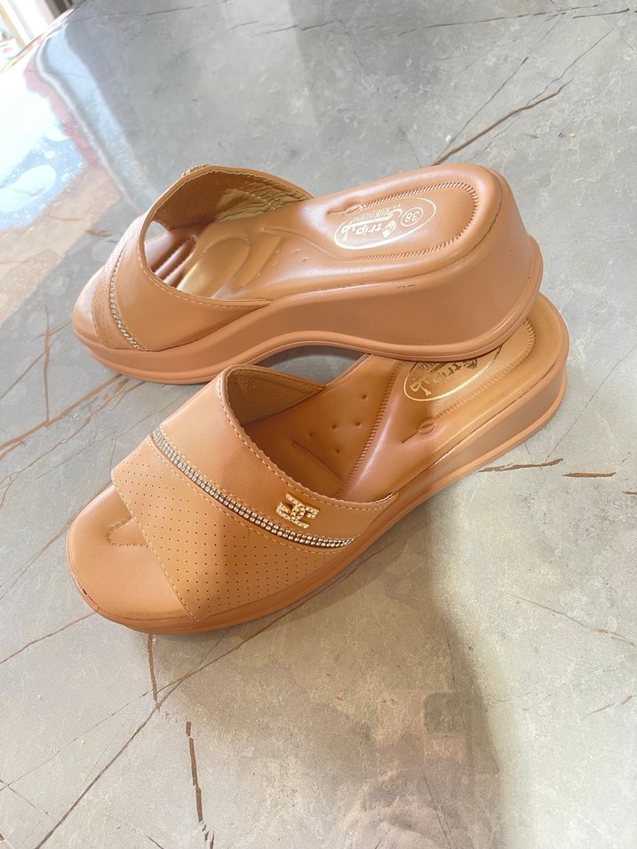 Bej Parlak Dolgu Topuklu Tokalı Kadın Terlik - Görsel 2