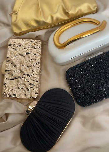 Zincir Detaylı Altın Renkli Kadın Abiye Çanta - Görsel 3