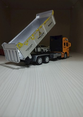 Beden Sarı Renkli Oyuncak Kamyon hasarsız
