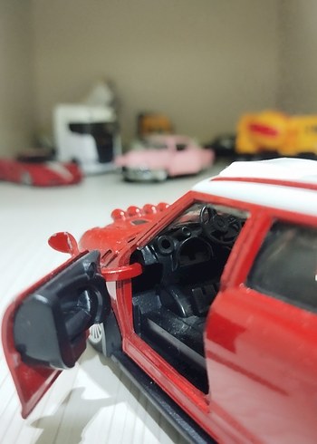 Kırmızı Oyuncak Araba Modeli - Görsel 6