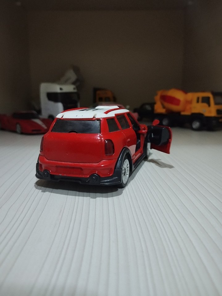 Kırmızı Oyuncak Araba Modeli - Görsel 4
