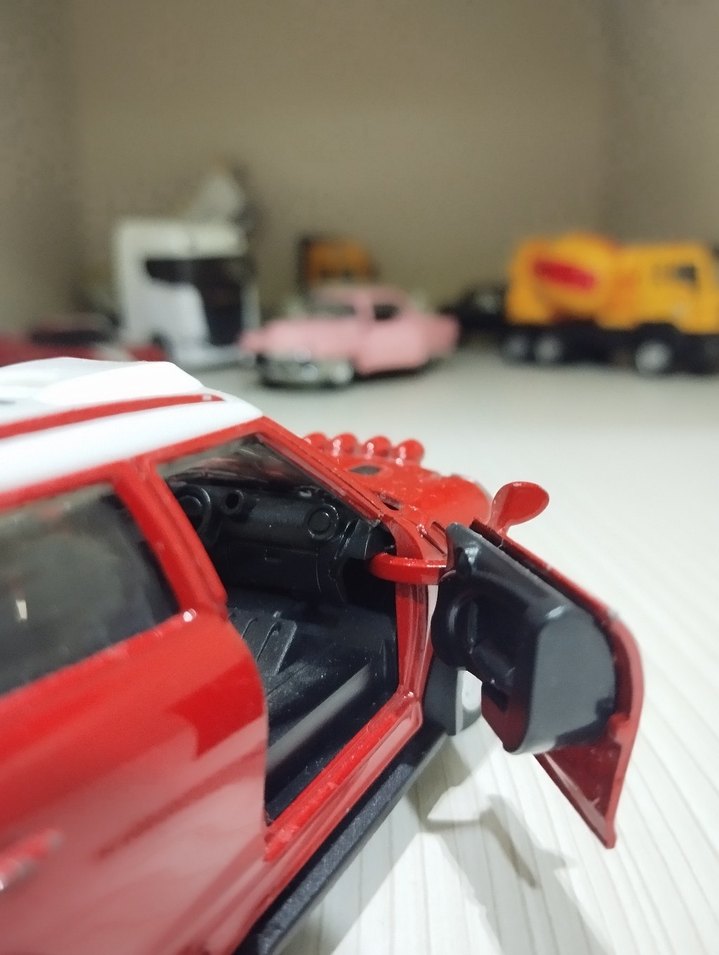Kırmızı Oyuncak Araba Modeli - Görsel 2