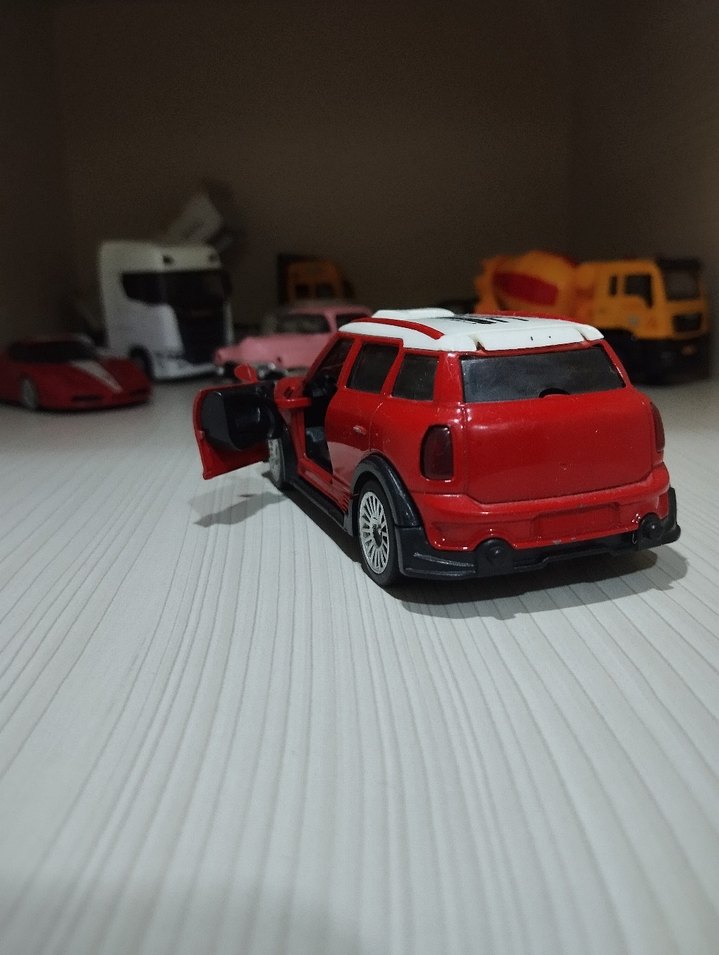 Kırmızı Oyuncak Araba Modeli - Görsel 3