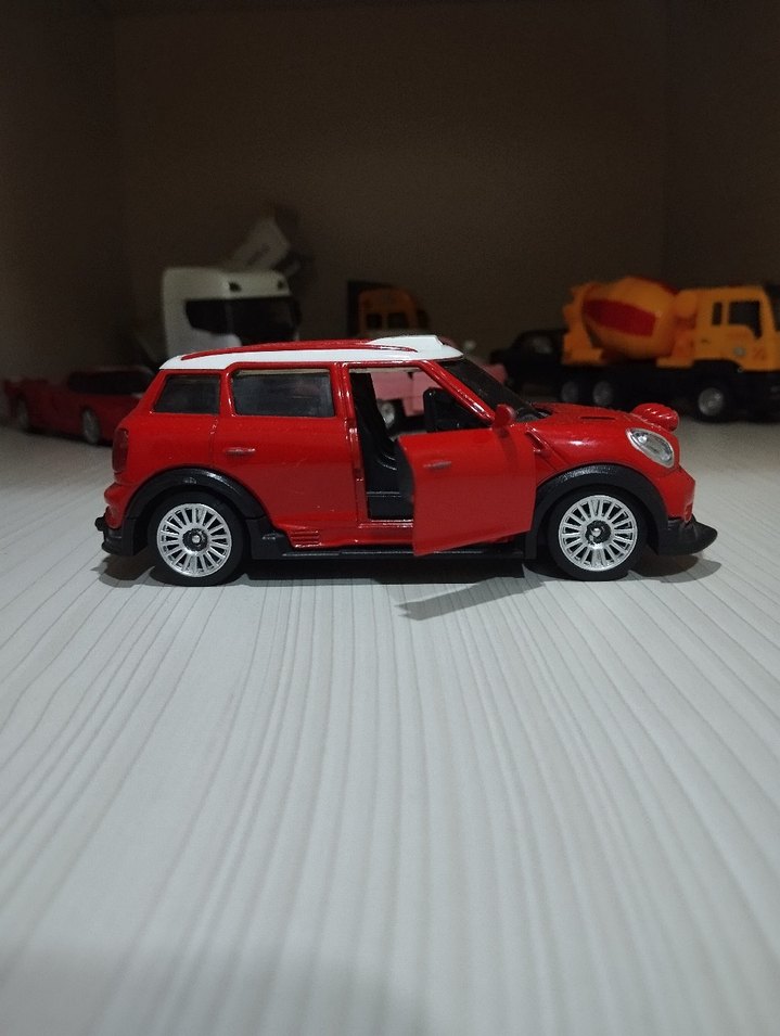 Kırmızı Oyuncak Araba Modeli - Görsel 5