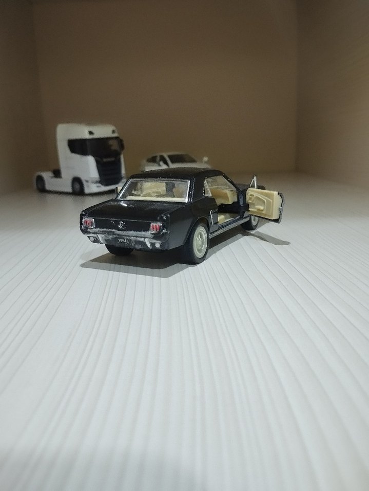 Klasik Siyah Oyuncak Araba mustang - Görsel 3