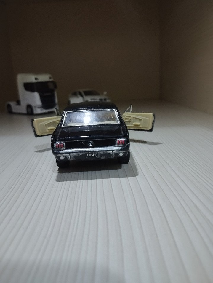 Klasik Siyah Oyuncak Araba mustang - Görsel 5