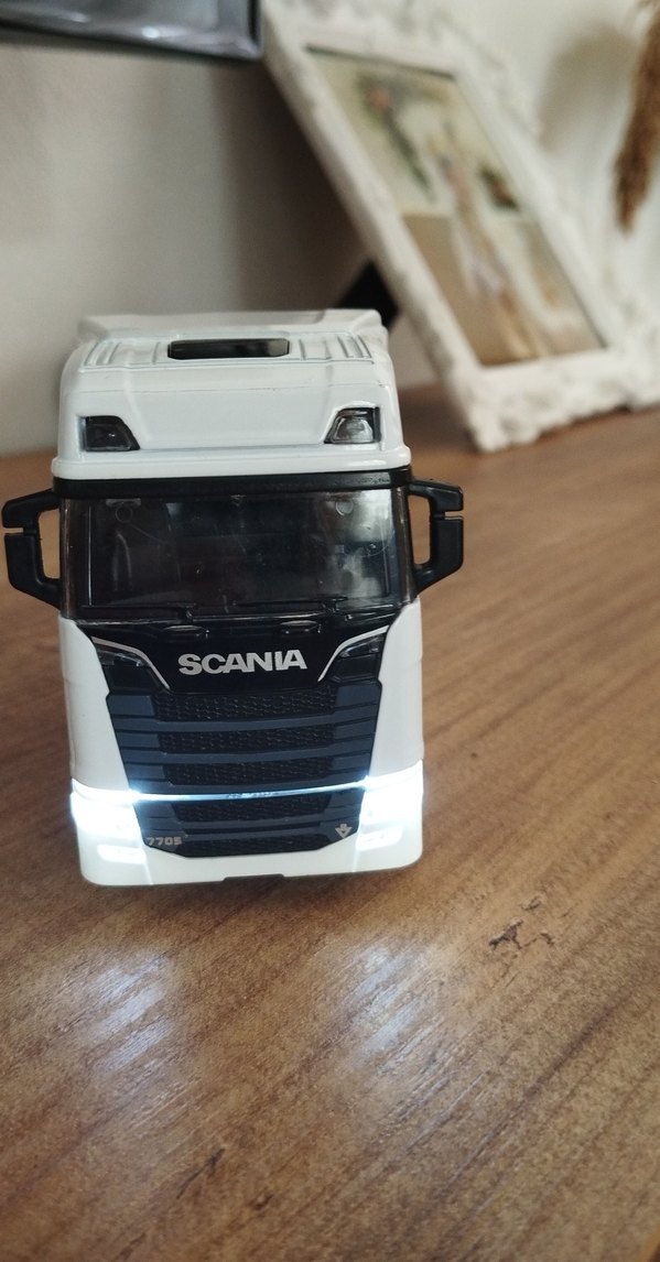 Beyaz Scania Oyuncak Kamyon - Görsel 5