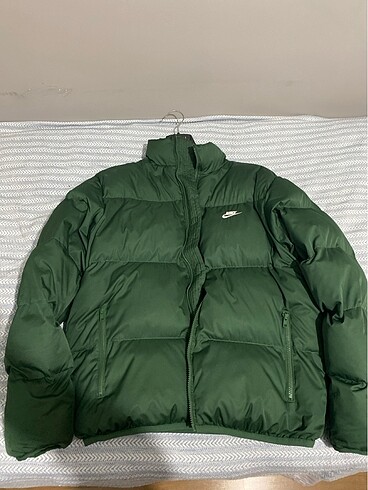 Nike yeşil mont ürün orijinal dir sneaksuptan alınmıştır