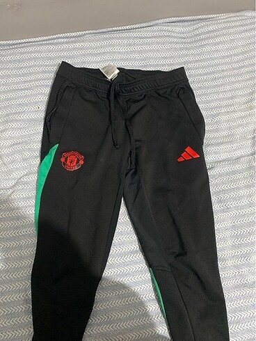 Adidas orijinal eşofman iplerde biraz deforme vardır onun haric